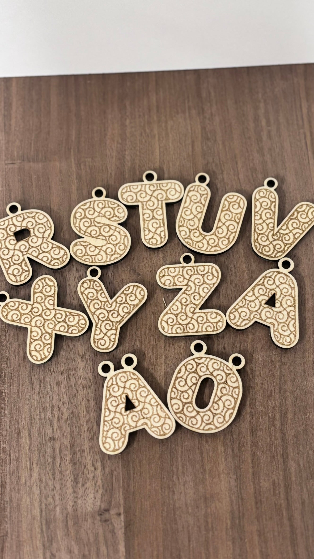 Elegant Trä nyckelring med Twirly-mönster – Handgjord och Unik