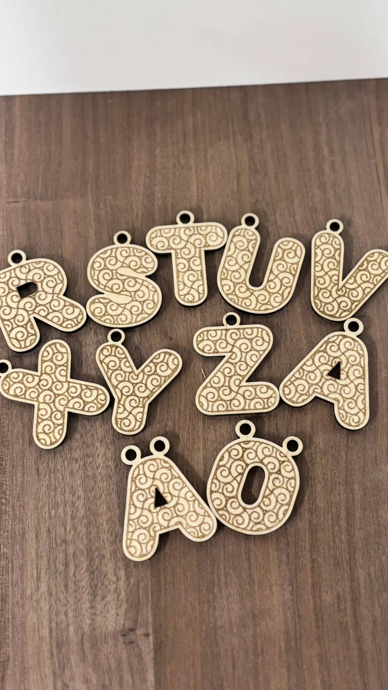 Elegant Trä nyckelring med Twirly-mönster – Handgjord och Unik 3dprintguru.se