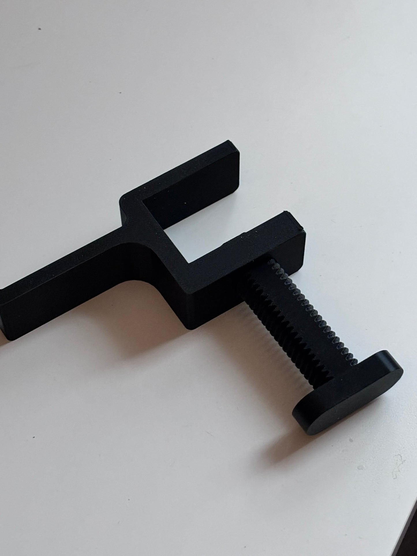 Headset hängare för skrivbordet