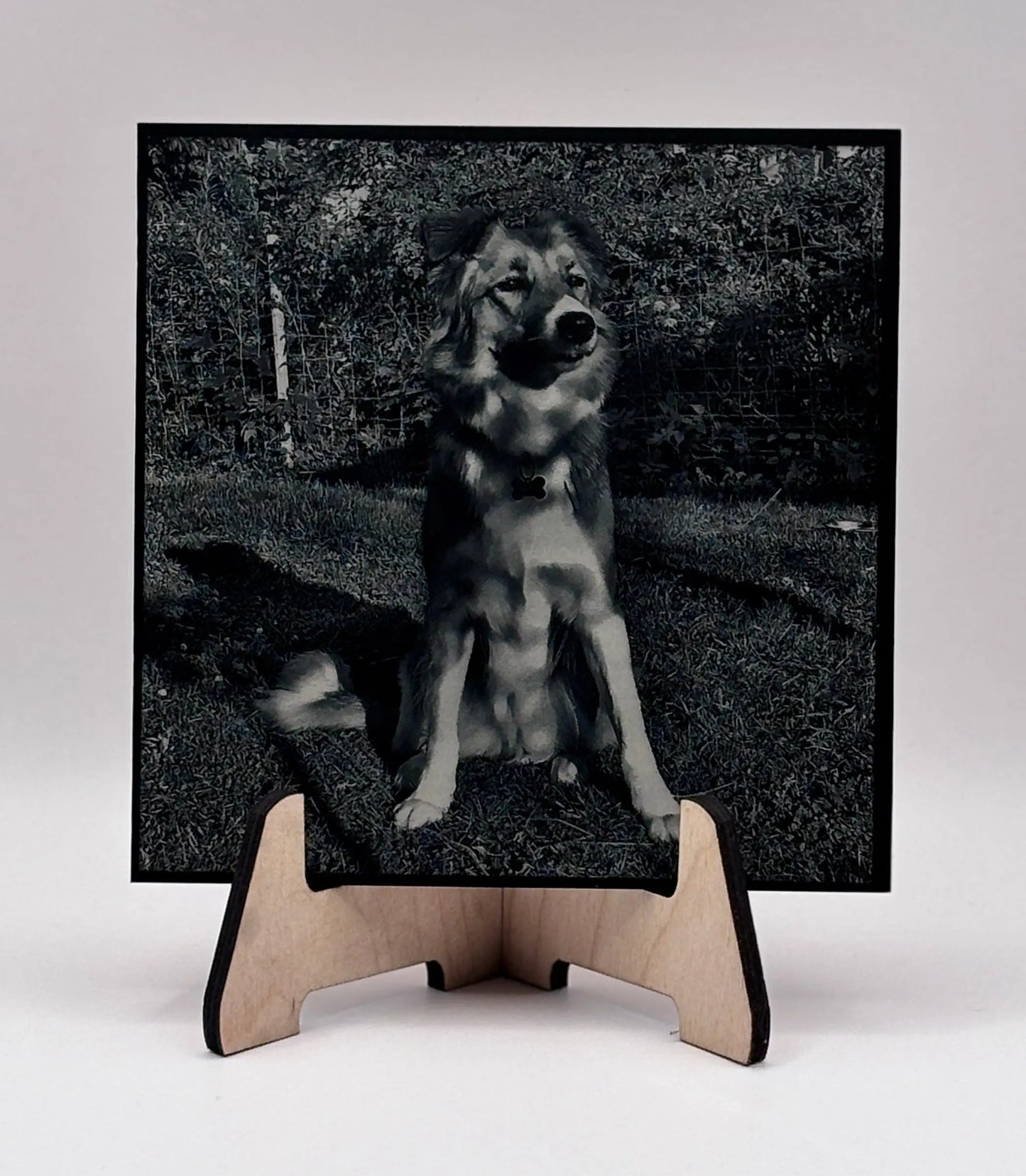 Personlig fotogravering på akryl – med trästativ 3dlaserbutiken.se