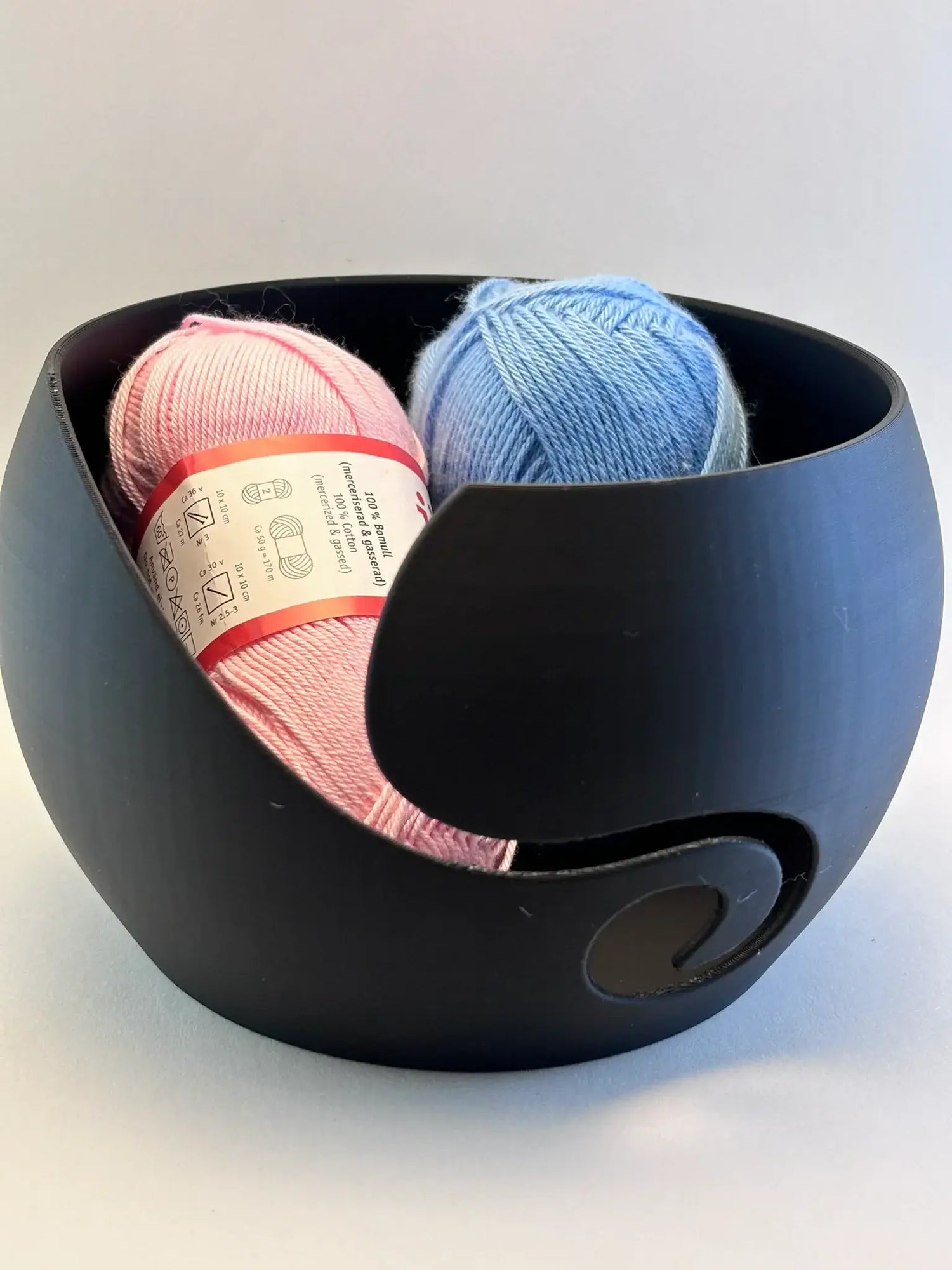 Garnskål, Designad för att hålla ordning på garnet medan du stickar.