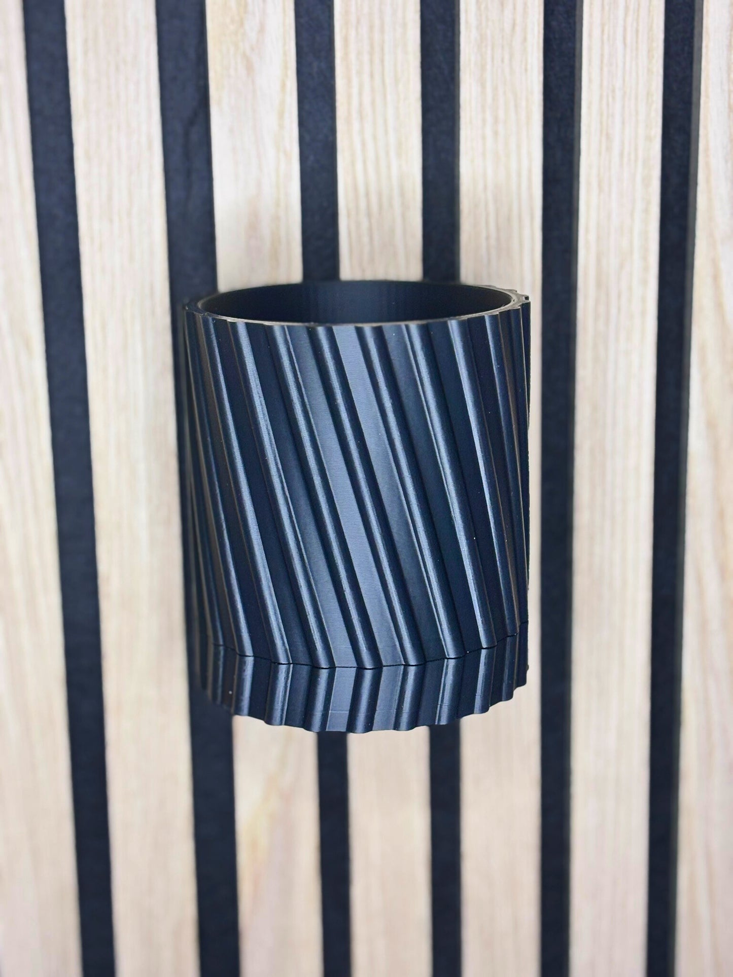 Väggmonterad blomkruka