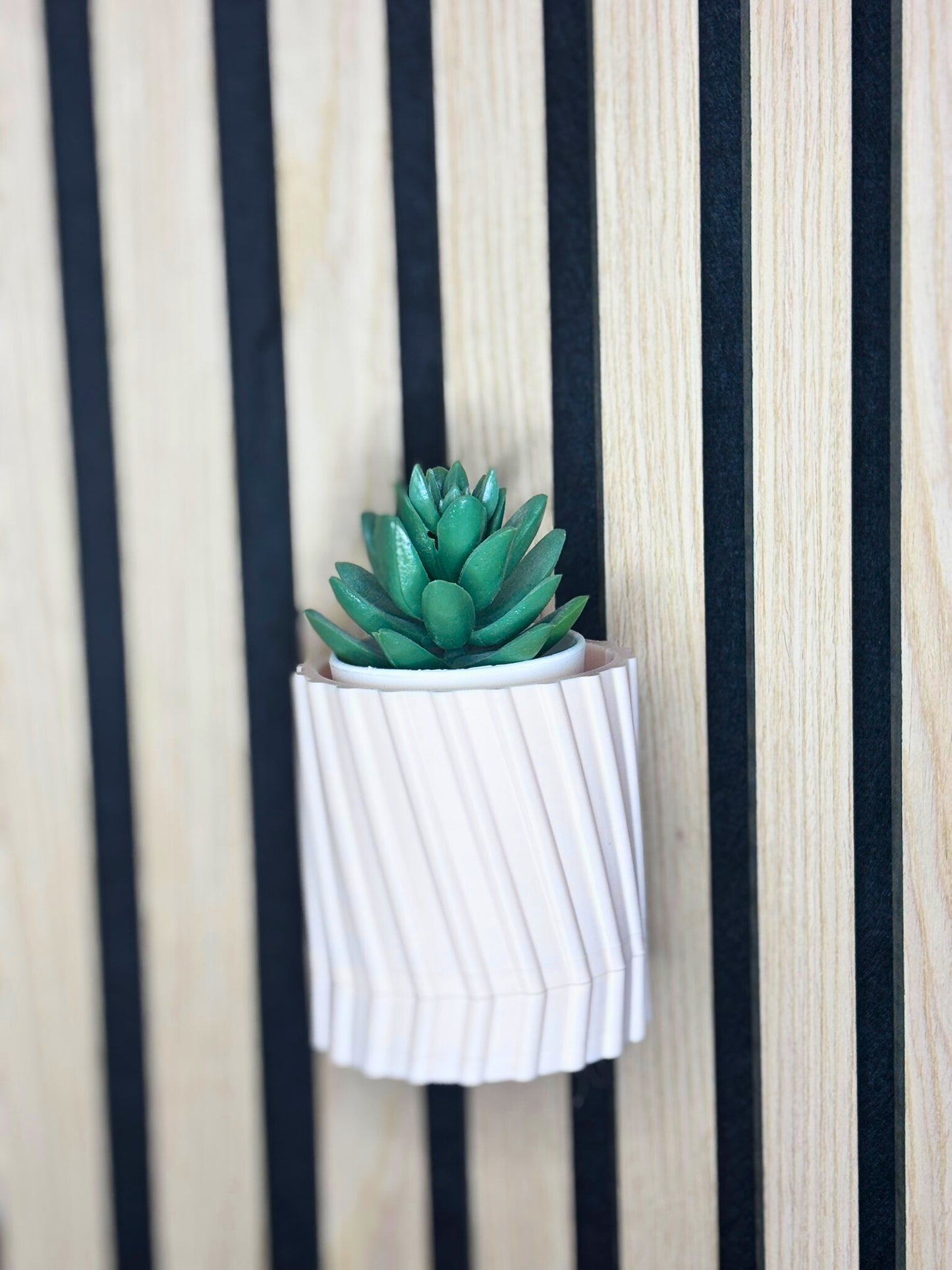 Väggmonterad blomkruka