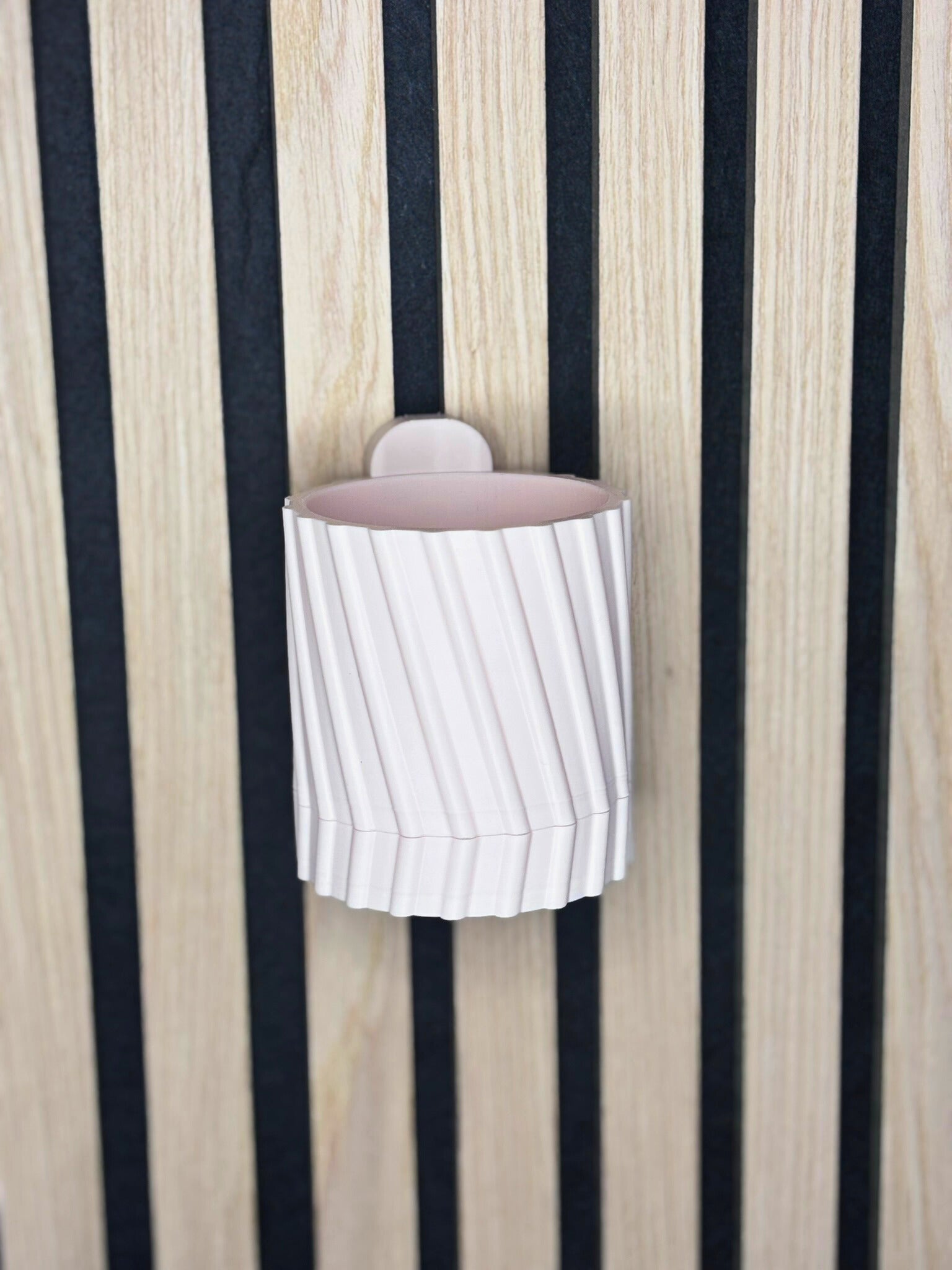 Väggmonterad blomkruka