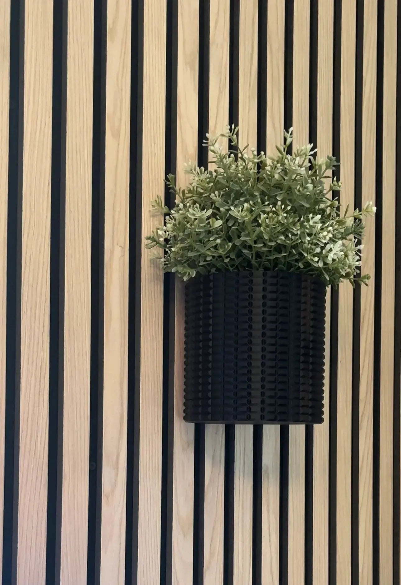 Exklusiv väggmonterad blomkruka med växt i vit – perfekt present till mamma