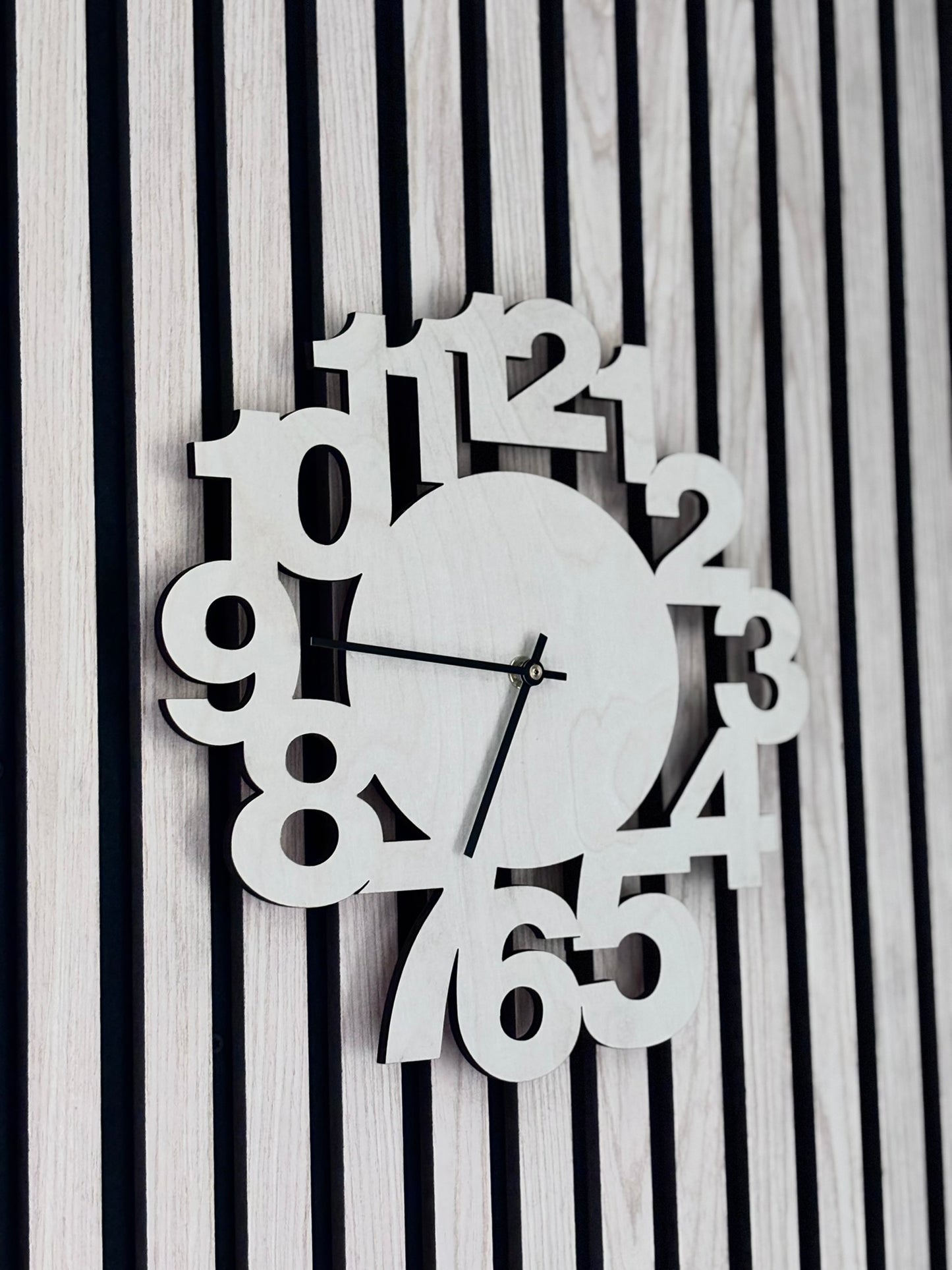 Väggklocka i laserskuren plywood