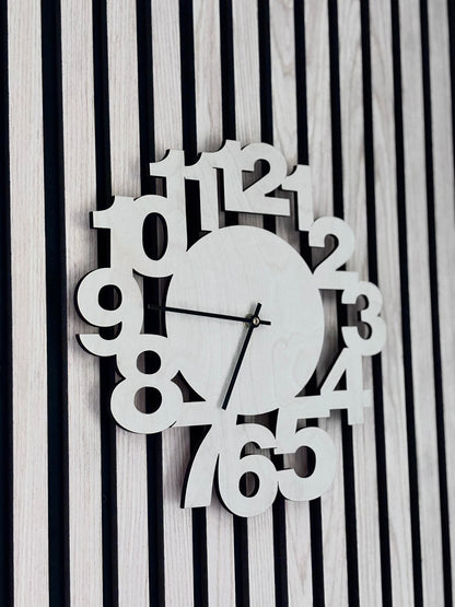 Väggklocka i laserskuren plywood