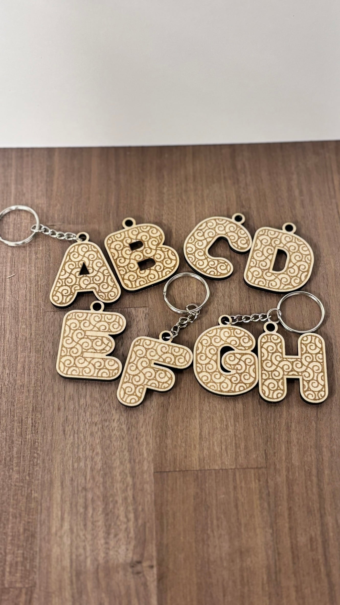 Elegant Trä nyckelring med Twirly-mönster – Handgjord och Unik