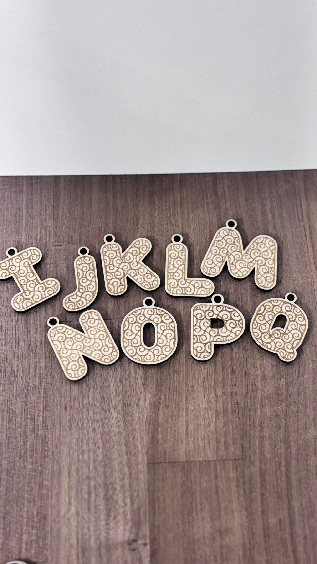 Elegant Trä nyckelring med Twirly-mönster – Handgjord och Unik