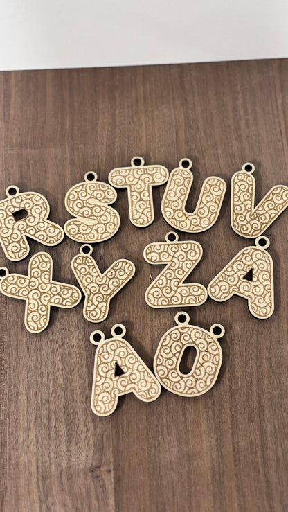 Elegant Trä nyckelring med Twirly-mönster – Handgjord och Unik