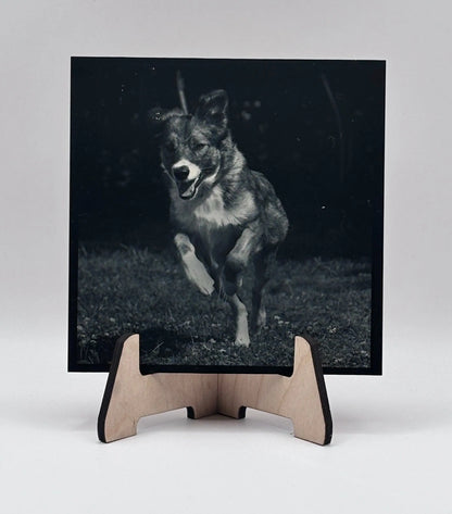 Personlig fotogravering på akryl – med trästativ 3dlaserbutiken.se