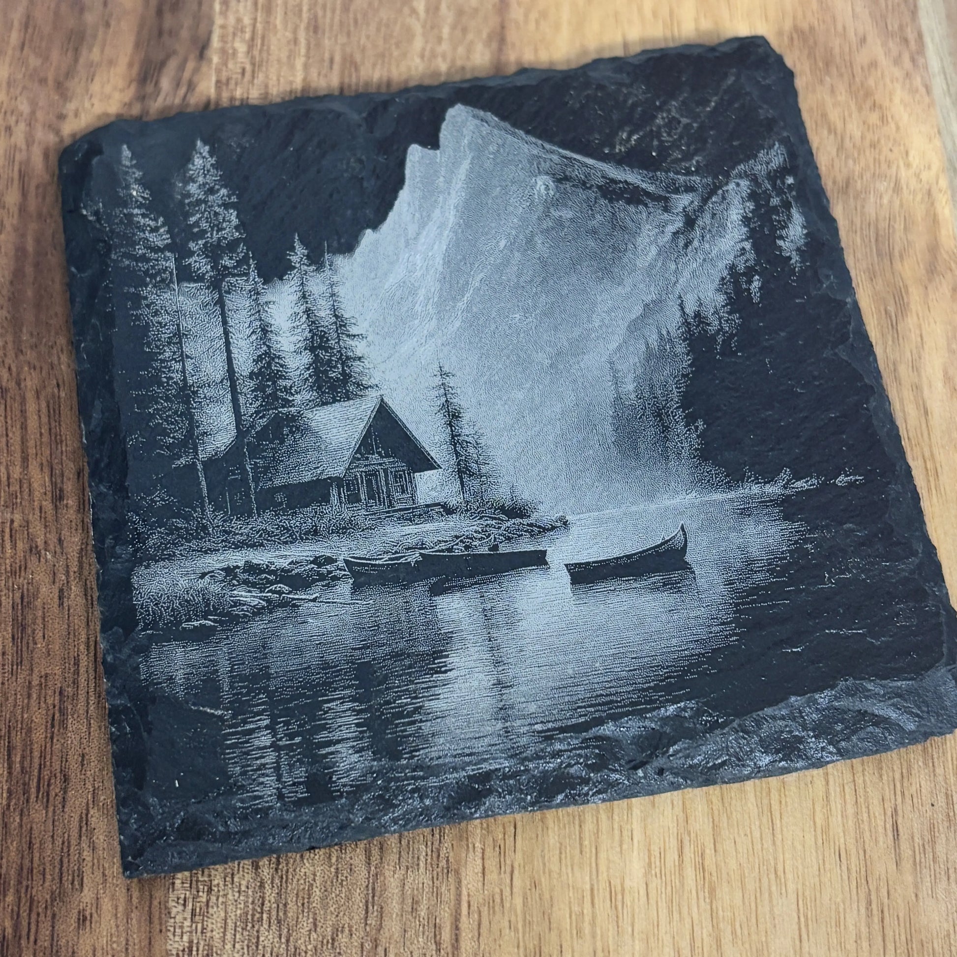 Underlägg i skiffer 4-pack – Mountain | Stilrent bordsskydd 3dprintguru.se & 3dlaserbutiken.se