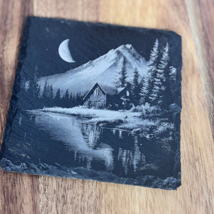 Underlägg i skiffer 4-pack – Mountain | Stilrent bordsskydd 3dprintguru.se & 3dlaserbutiken.se