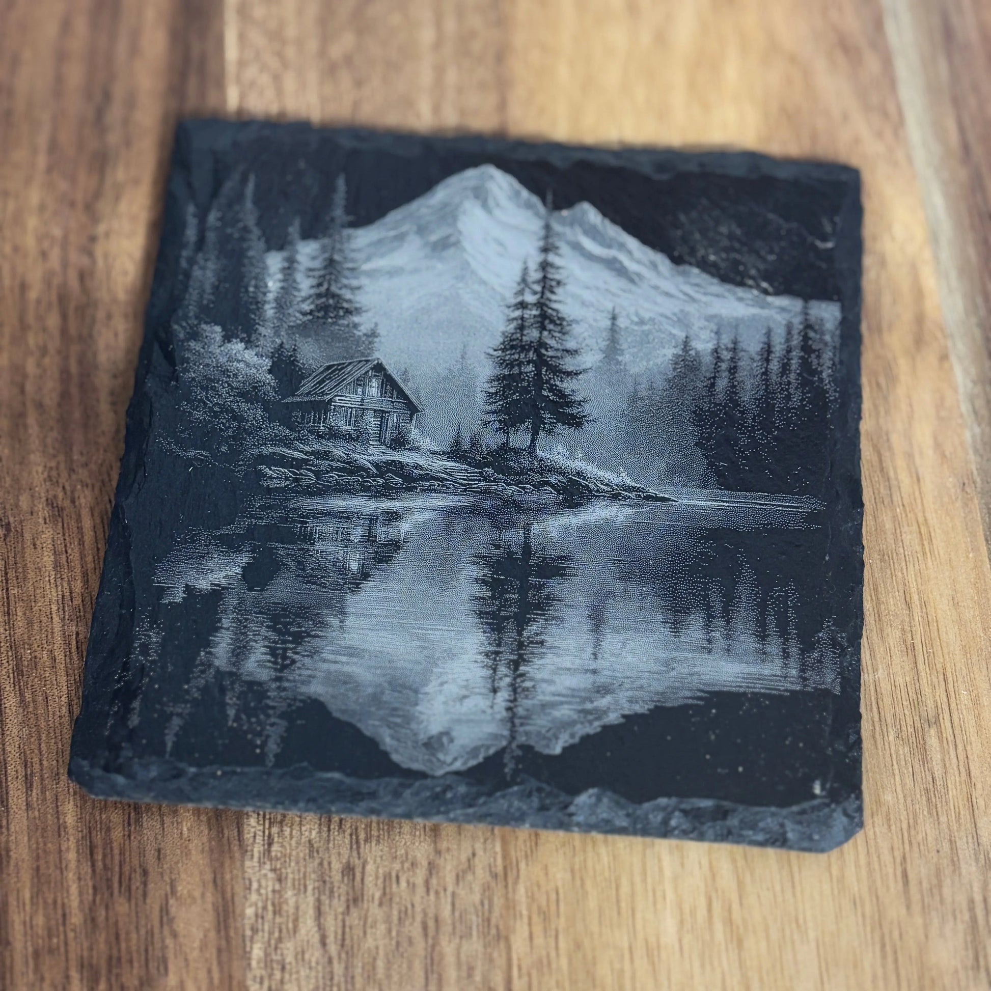 Underlägg i skiffer 4-pack – Mountain | Stilrent bordsskydd 3dprintguru.se & 3dlaserbutiken.se