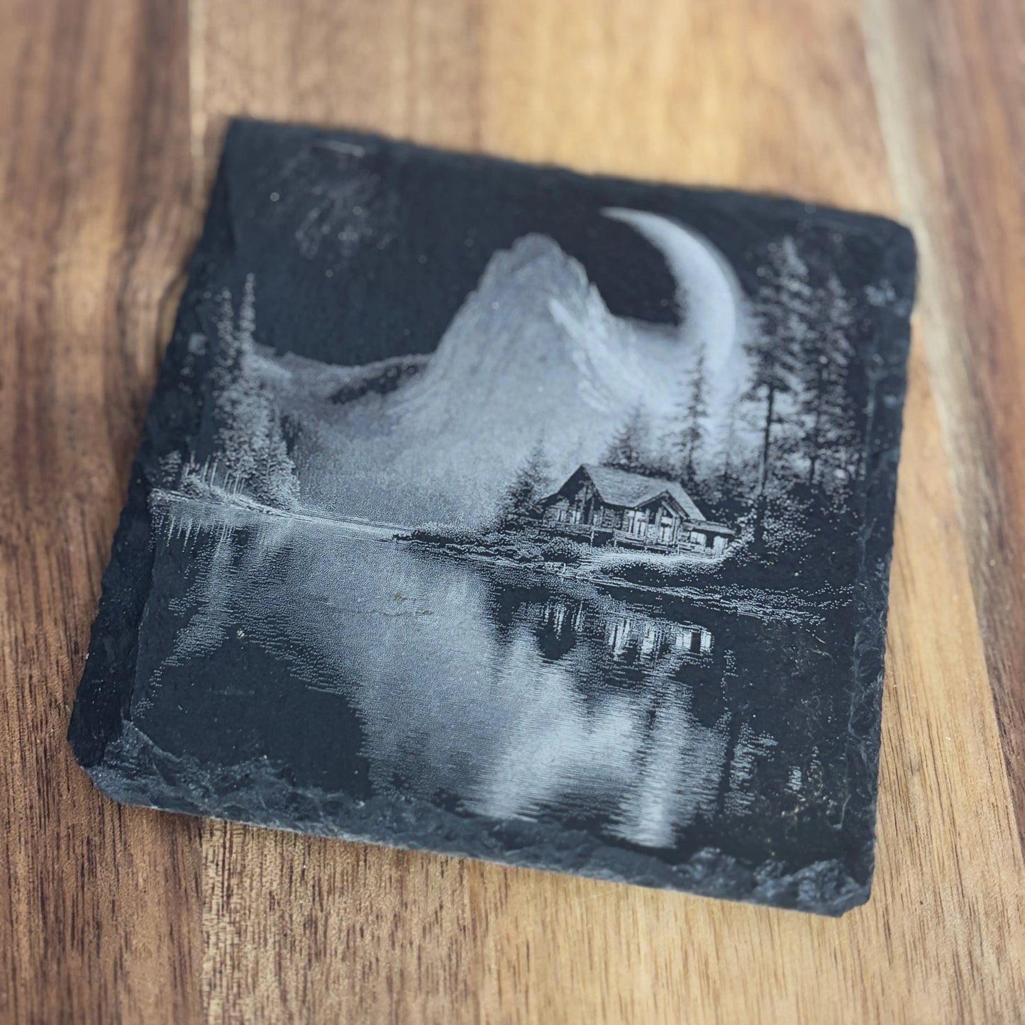 Underlägg i skiffer 4-pack – Mountain | Stilrent bordsskydd 3dprintguru.se & 3dlaserbutiken.se